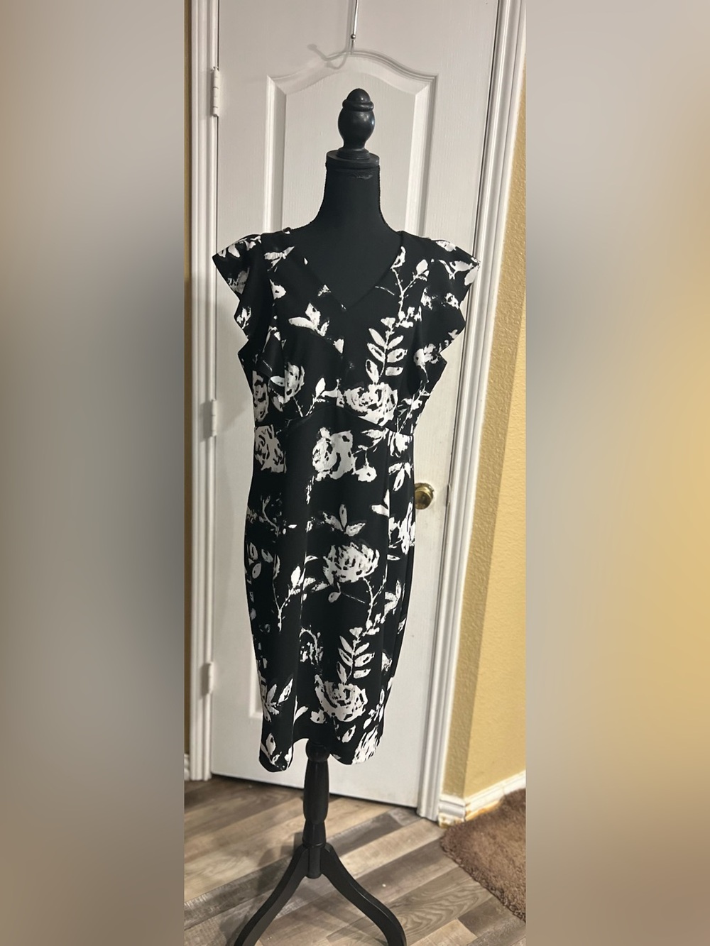 Black & White Floral V-Neck Midi Dress
